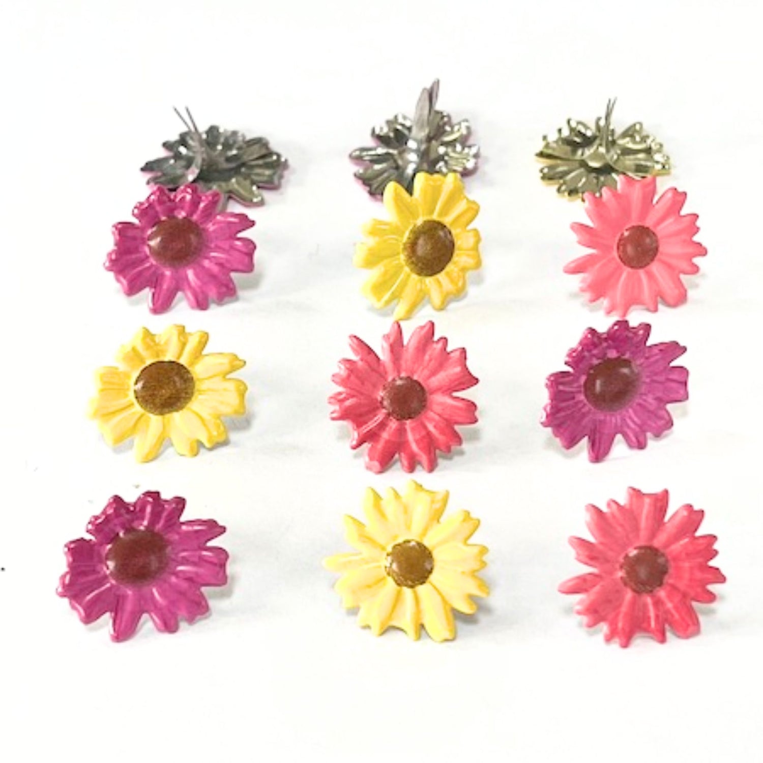 Colored Daisies Brads / Sujetadores Margaritas de Colores Adornos / Embellishments Eyelet Outlet